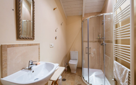 Bedroom 2, en suite facilities